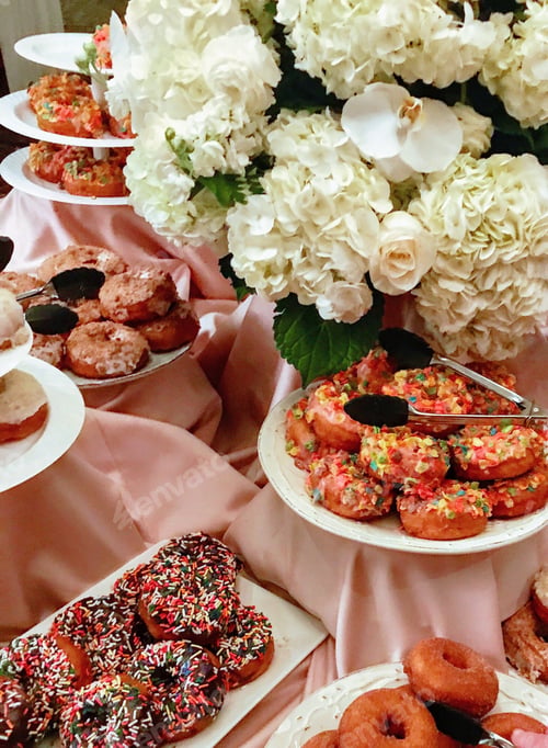 Preview: Donut display in shades of pink