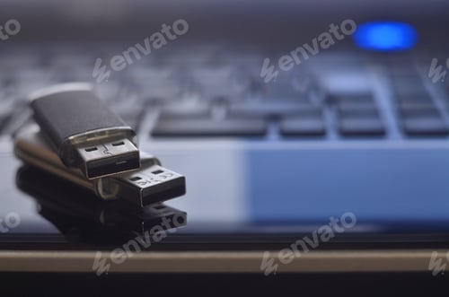 Preview: Memory cards on the laptop keyboard