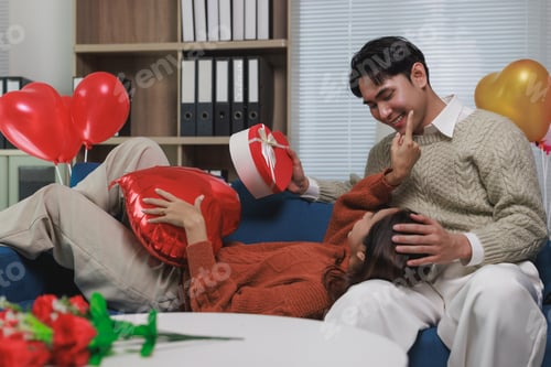 Preview: Young couple celebrating valentine's day with romantic gift