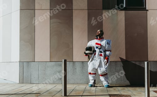 Preview: spaceman in a futuristic station