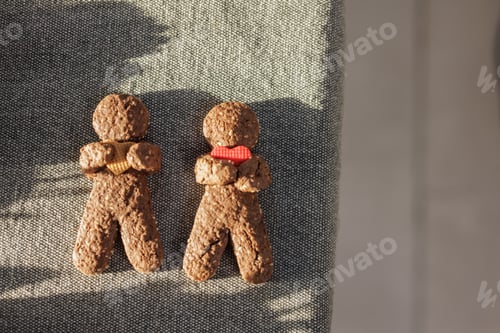 Preview: Christmas homemade gingerbread men holding a heart