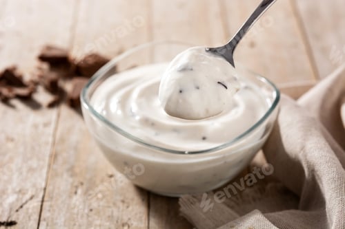 Preview: Stracciatella yogurt in transparent bowl