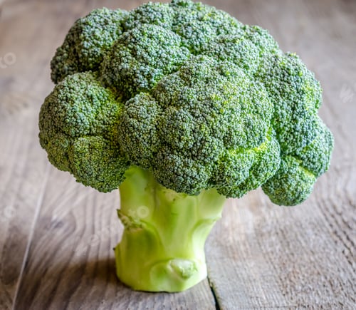 Preview: Fresh broccoli on the wooden table