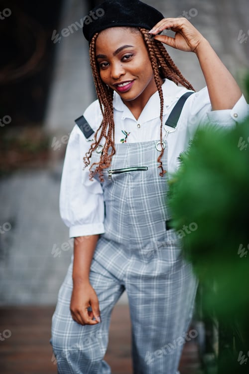 Preview: Black beret woman
