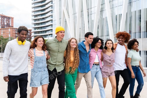 Vista previa: Happy playful multiethnic group of young friends bonding outdoors