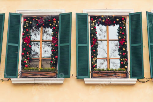 Preview: Beautiful holiday windows decorated for Christmas