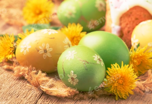 Preview: Easter green and yellow painted eggs