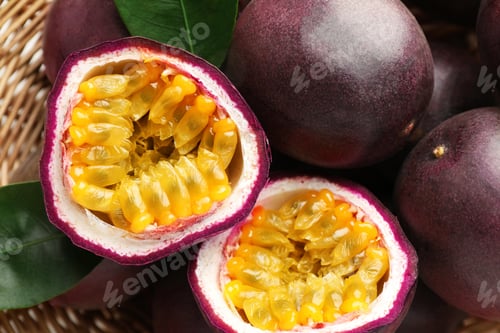 Preview: Fresh passion fruits with green leaves in wicker basket, closeup