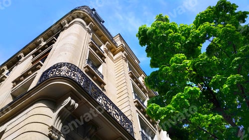 Preview: Facade of typical building in Paris
