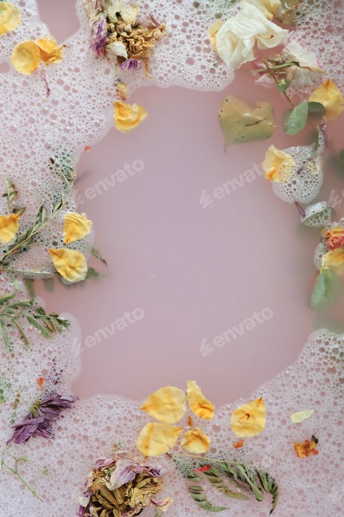 Preview: Bath with flower petals