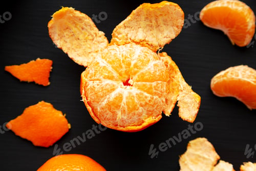 Preview: Raw Organic Mandarin Oranges on a black background, top view. Flat lay, overhead, from above.