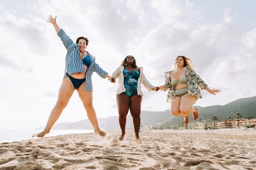 Preview: Group of plus size women with swimwear at the beach