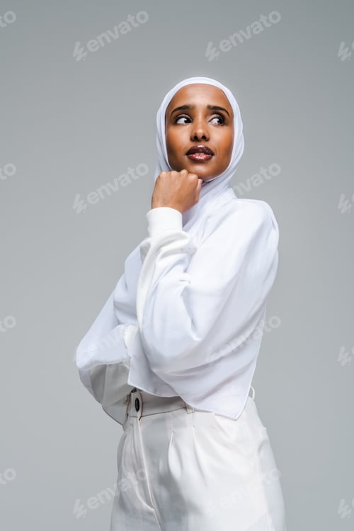 Preview: Beautiful arab middle-eastern woman with traditional abaya in studio