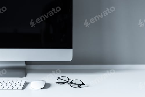 Vista previa: glasses and computer mouse with keyboard on working table