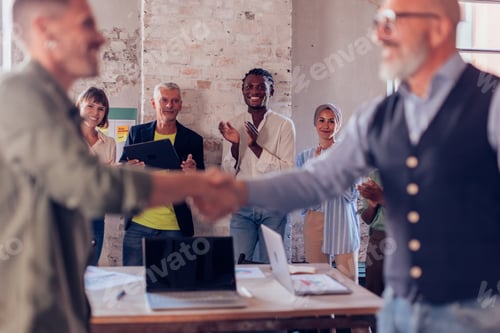 Preview: colleagues clapping hands in team brainstorming - success, agreement concept