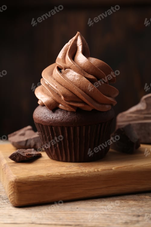 Preview: Delicious Chocolate Cupcake with Chocolate Chunk Garnishes