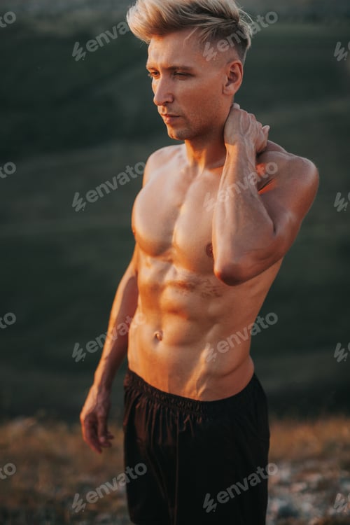 Preview: Handsome muscular man posing shirtless