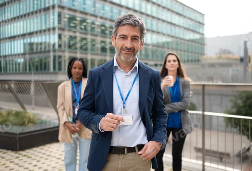 Visualização: Empresário liderando sua equipe