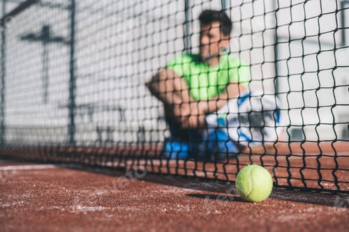 Preview: Man playing padel