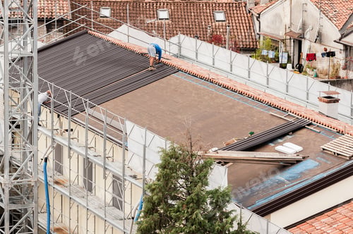 Preview: Workers in the construction of a roof.
