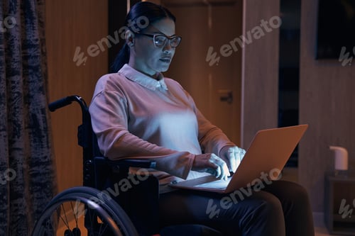 Preview: Businesswoman with paraleria working online at night