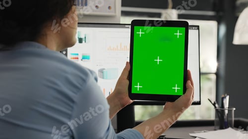 Preview: Office worker examine greenscreen layout