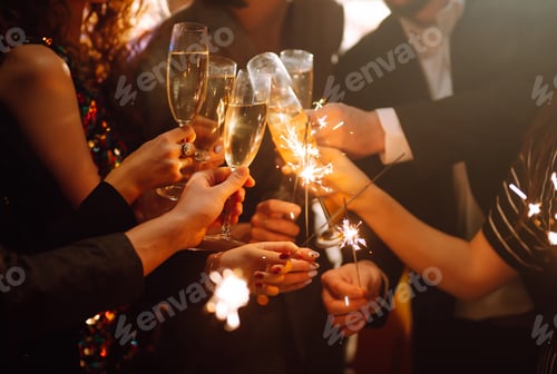 Visualização: Brilhos cintilantes nas mãos. Jogando fogos de artifício para comemorar as férias de inverno com amigos na festa