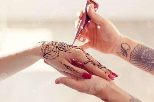 Preview: Process of applying mehndi on female hands