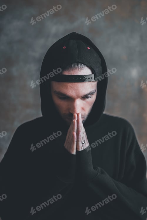Preview: Portrait of a man praying infront of the wall