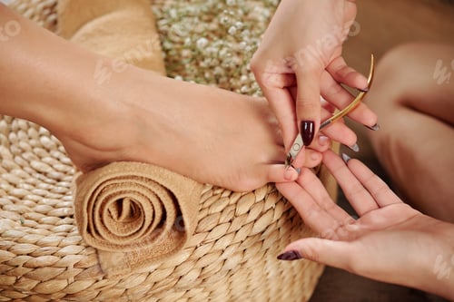Preview: Pedicurist cutting cuticle