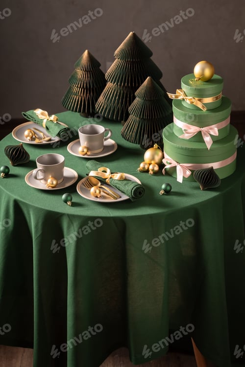 Preview: Stunning green Christmas table set with presents and ornaments.