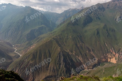 Vorschau: Sonnenlicht beleuchtet das raue Gelände des Colca-Canyons