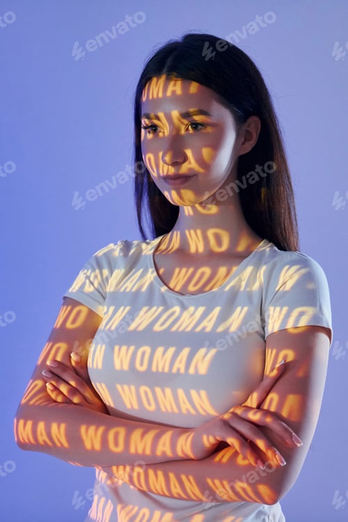 Vorschau: Mit Frauenwort. Schöne junge Frau ist in Projektor-Neonlichtern im Studio