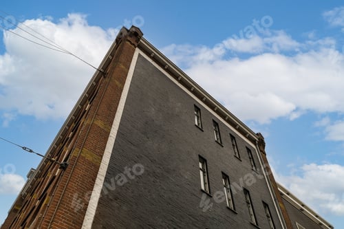 Preview: Exterior view of building