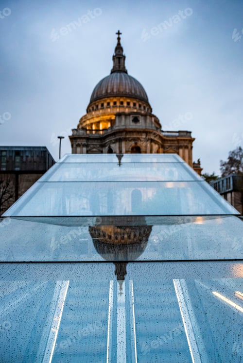 Preview: St Pauls Cathedral at night, City of London, London, England