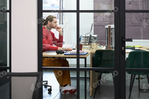 Preview: Manager working at his workplace
