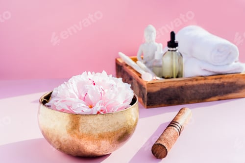 Visualização: Taça de canto tibetana com flor de peônia flutuante e spa, massagem exótica de bem-estar em rosa