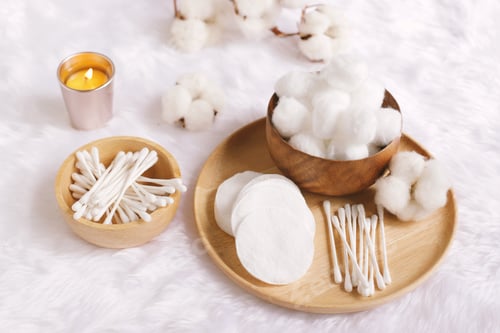 Preview: cotton facial pads, cotton balls and cotton buds for removal makeup on wooden tray