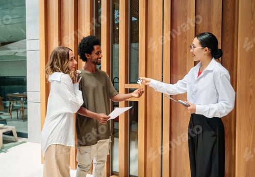 Preview: Real estate agent with a young couple