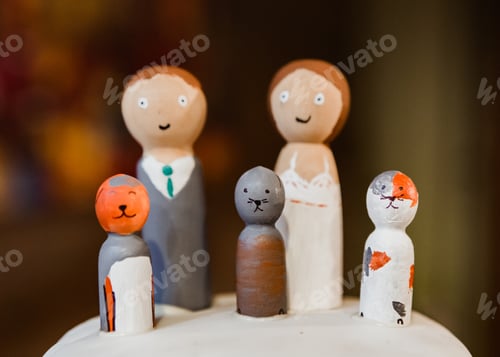 Preview: Painted Wooden Figures, Couple and Cats on Cake