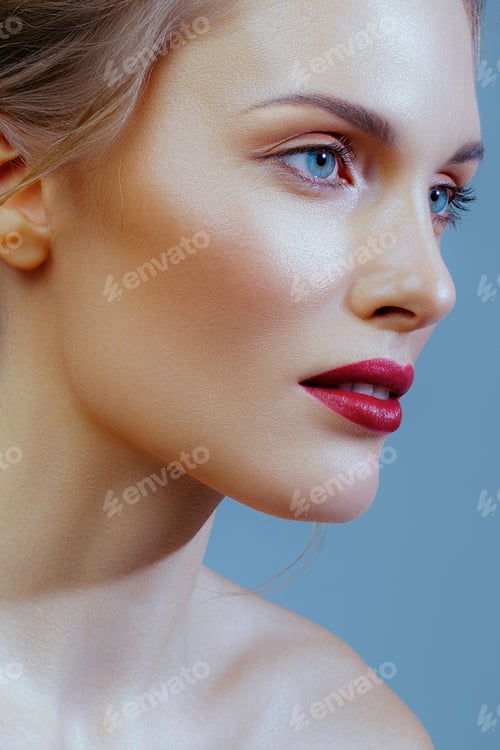 Vista previa: Adult white woman with perfect skin and red lips in close-up