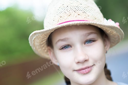 Visualização: Close-up de menina bonita adolescente criança rosto olhos olhando para a câmera, chapéu de sol de verão