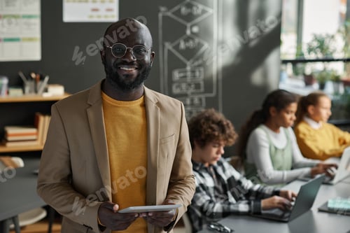 Visualização: Professor de TI em pé na sala de aula