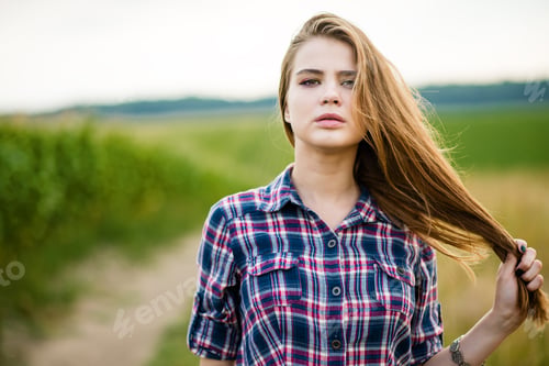 Preview: Portrait of a beautiful girl in a field