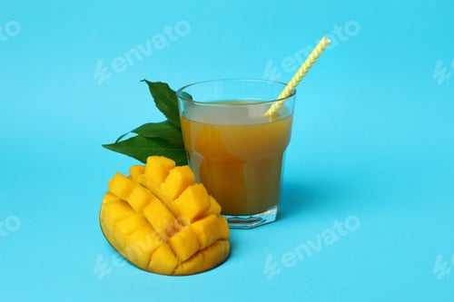 Vista previa: Ripe mango fruit and juice on blue background