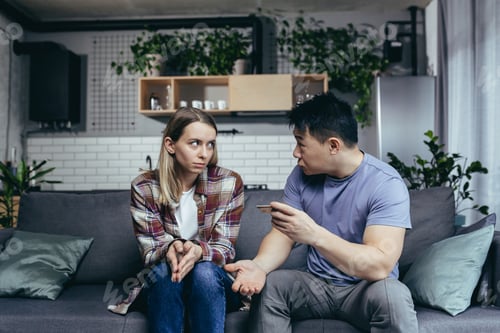 Preview: Asian man quarrels with his wife, accuses him of squandering family money, family quarrel