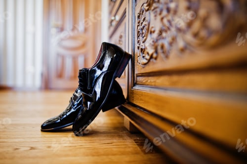 Preview: Elegant men's wedding shoes at groom morning.