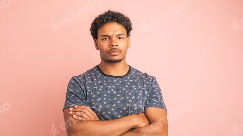 Vista previa: Disagreeing young man shaking head in pink studio