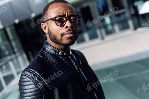 Preview: Handsome confident man in glasses