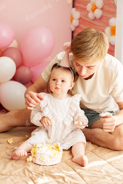 Preview: Father and Daughter Celebrate First Birthday with Cake